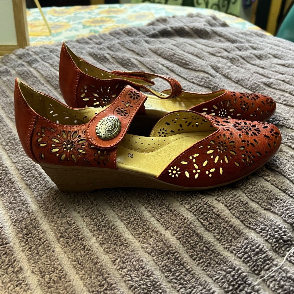Spring Step Wedge Shoes - Picture 2 of 9